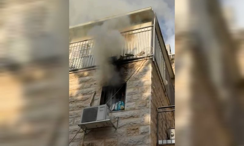 לכודים בשריפה שפרצה בשכונה החרדית בירושלים