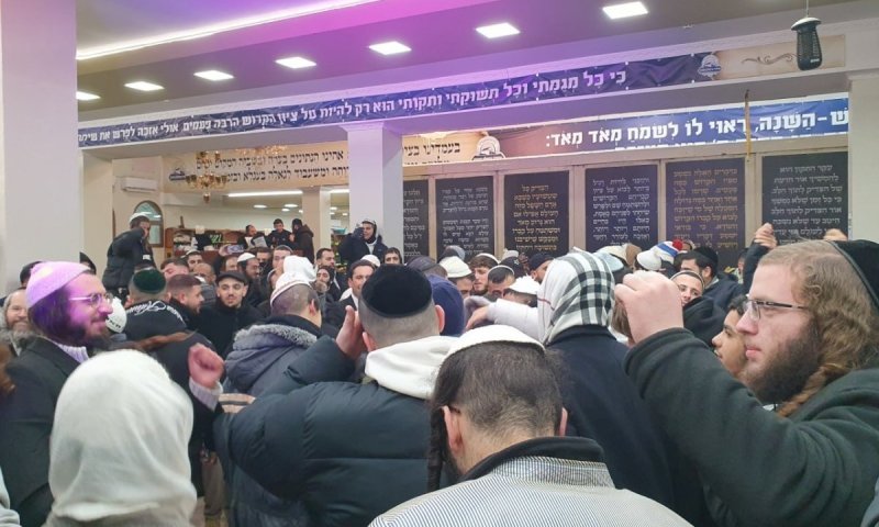 גנרטורים, הפצצות וגשר צף: אלפי ברסלבים קיימו שבת חנוכה באומן