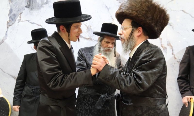 בית צדיקים יעמוד: שמחת האירוסין בחצרות זוועהיל - קוידנוב