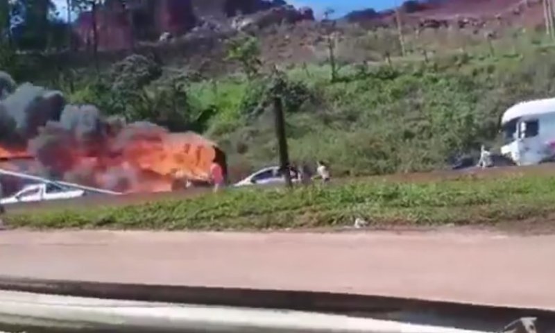 ברזיל: אוטובוס תיירים עלה באש תוך כדי נסיעה 