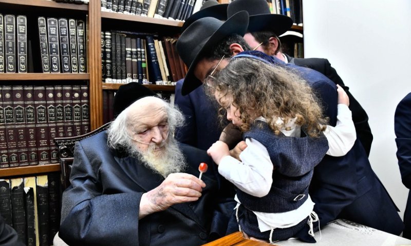 לְכָל יִשְׂרָאֵל הֵאִיר: פוסק הדור הגר"מ שטרנבוך בהדלקה ובחלאק'ס | תיעוד