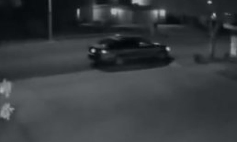 יריות נורו לעבר בית מקושט מבחוץ עם סמלי חג החנוכה