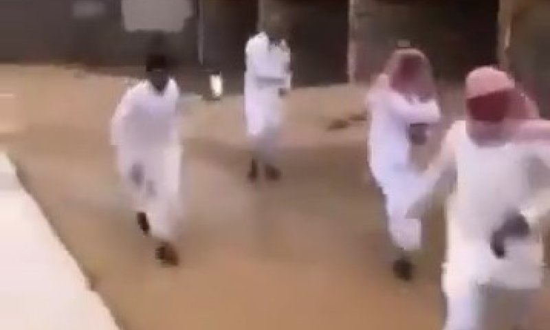 שיטפונות בריאד: תושבים נמלטים ברגע האחרון מזרמי המים