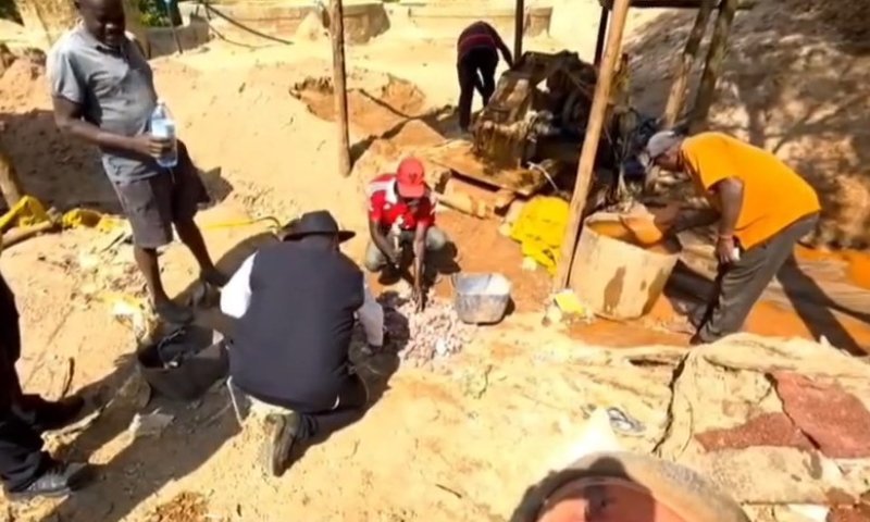 תיעוד מלב הג&rsquo;ונגל: הרגע שבו נמצאו שלושה גושי זהב