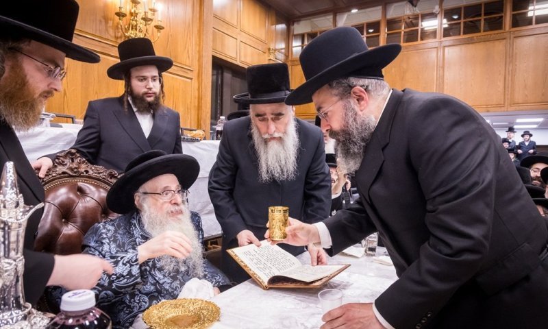 הנגיד קנה ברכת המזון וכיבד את מחותנו במזיגה: טיש יארצייט בצאנז קלויזנבורג