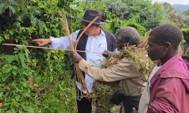 כשבני השבט המבודד לימדו את כרמלי לצוד: כך זה נראה