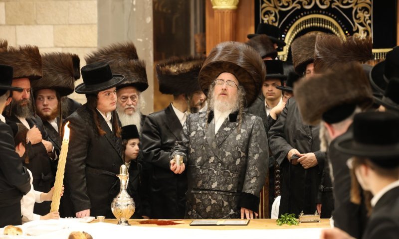 'שבת כותל' בחצר הקודש ביאלא בני ברק סמוך ונראה לשריד בית מקדשנו