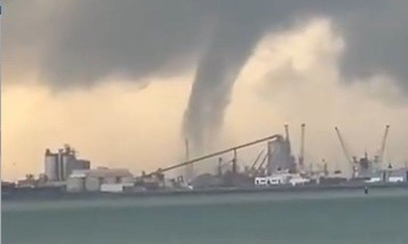 מחזה מרהיב באמירויות: נד מים עוצמתי תועד מול חופי ראס אל-ח'ימה