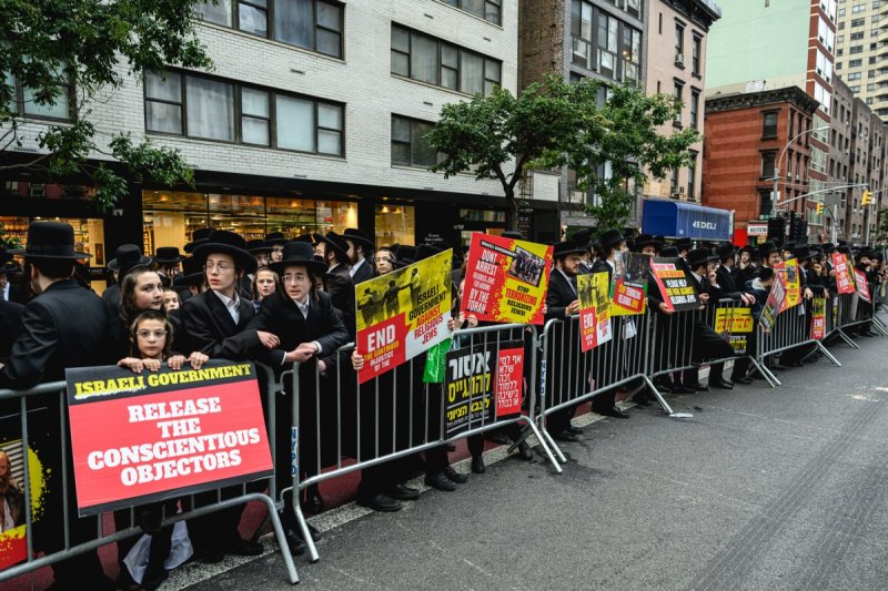 האחים לאנטשעווסקי, אברומי בלום, ד. ה. כרם, אייזיק. י, Clear shot