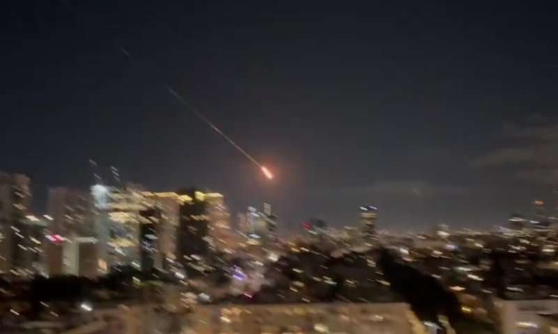 המיירטים מפספסים: תיעוד חדש מרגע הפגיעה הישירה בתל אביב