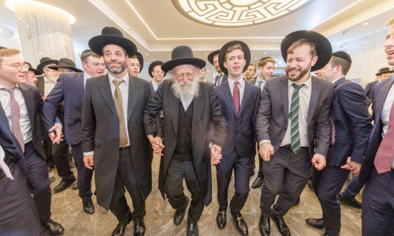 השמחה של מנחם שפירא: כולם הגיעו לאחל מזל טוב לאירוסי הבת