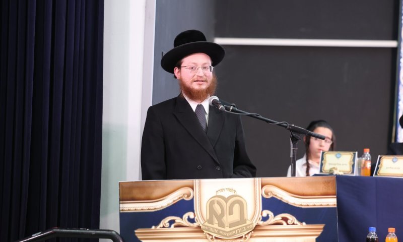 ילדי קרלין נבחנו 'שקלא וטריא': בן האדמו"ר הגיע להשתתף ונשא דברים