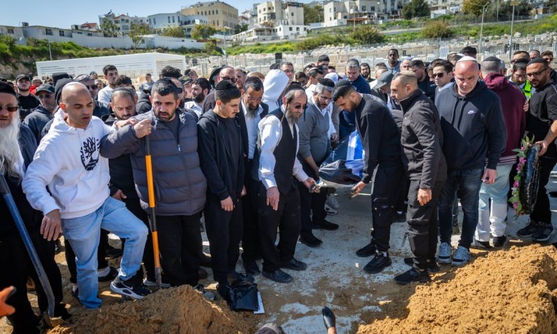 הלוויות קורעות לב בבית שמש: "במקום לחגוג בר מצווה, נועם קובר את אבא"