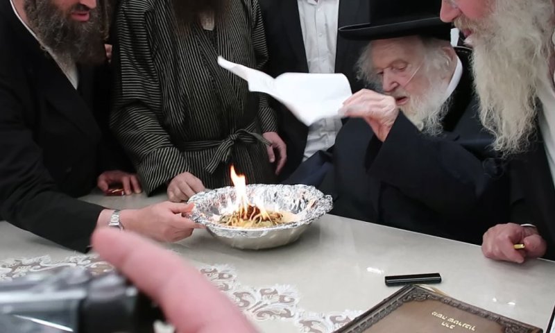 "תצפצף עליהם" - פוסק הדור השליך צו גיוס לתוך האש | צפו בתיעוד&nbsp;&nbsp;