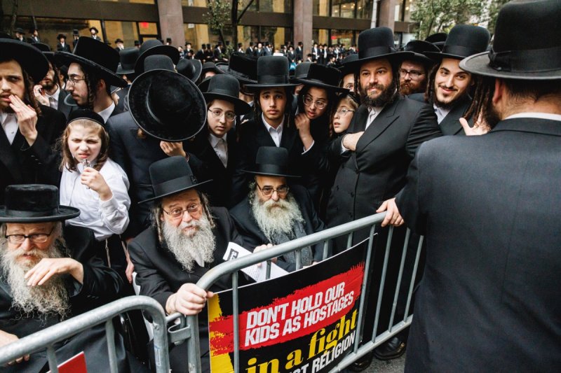 האחים לאנטשעווסקי, אברומי בלום, ד. ה. כרם, אייזיק. י, Clear shot