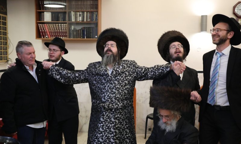 צפו בגלריה: האדמו"ר מדינוב בטיש נעילת יום הפורים