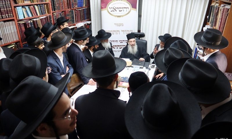 הבחורים התימנים ממודיעין עילית קיבלו מלגות אצל גדולי ישראל