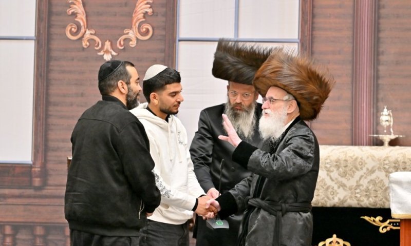 "הבטחת לי שהוא ייצא בחיים": פדוי השבי הגיע להודות לרבי מויז'ניץ