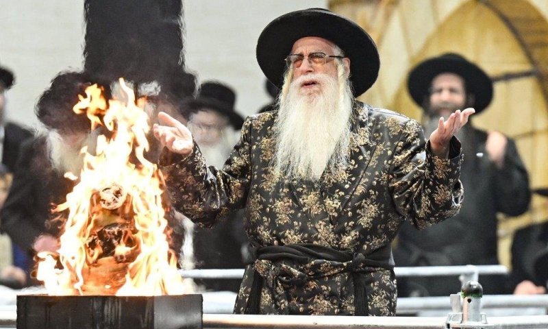 בשיא ההתעוררות: אלפי חסידי צאנז במעמד ההדלקה של הרבי