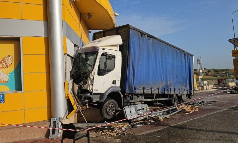 נס גלוי בקריות: משאית דהרה לתוך תחנת דלק, עקרה משאבות וכמעט דרסה אדם שתדלק