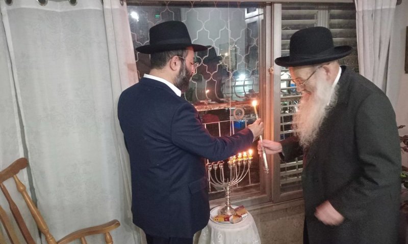 באותו חלון שישים שנה: הדלקת נרות חנוכה אצל זקן המועצת הספרדית