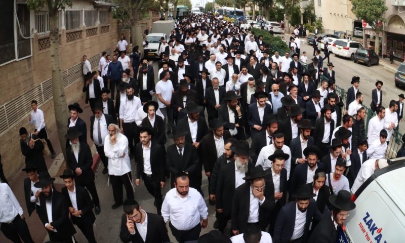 דרכו האחרונה של הרב פנחס ראובן זצ"ל: מאות הלכו אחר מיטתו של מזכה הרבים