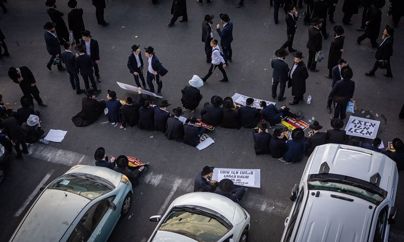 כביש 4 נחסם: עימותים בהפגנת הפלג הירושלמי סמוך לבני ברק