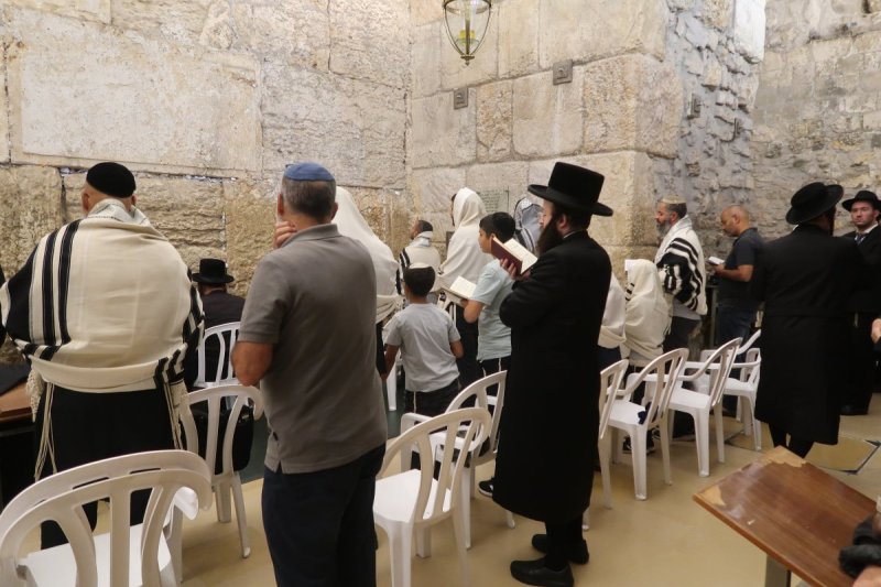 <blat>בחדרי חרדים</blat>