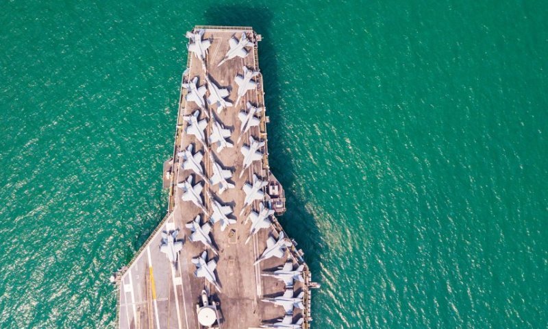 קצין צרפתי חשף נושאת מטוסים צרפתית בלב ים