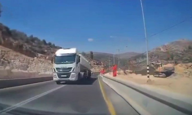 כפסע מאסון בכביש 60: משאית ענק בעקיפה מסוכנת כמעט גרמה לתאונה חזיתית