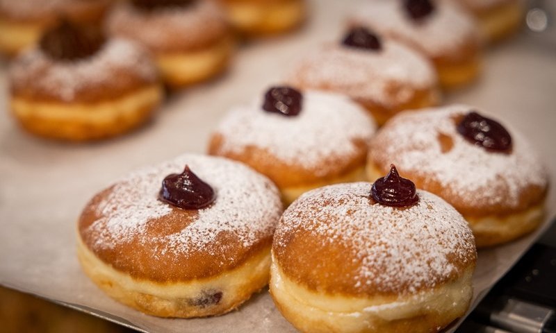 ניצלו חייו: גבר נחנק במהלך אכילת סופגניה בשוק