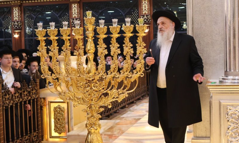 רה"י חנך את ה'מנורה הטהורה' ליד ארון הקודש המפואר בעולם