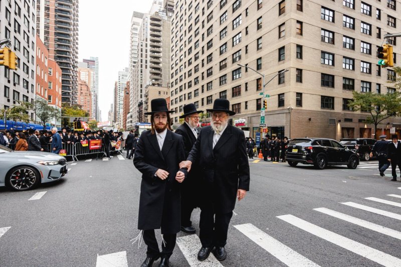 האחים לאנטשעווסקי, אברומי בלום, ד. ה. כרם, אייזיק. י, Clear shot