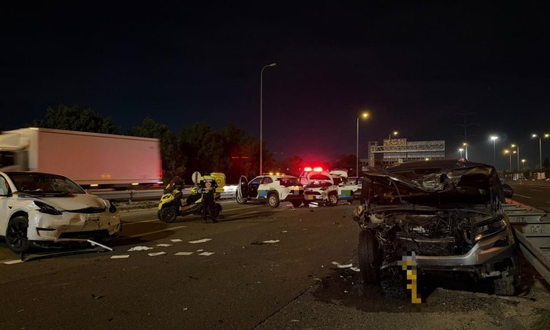 הרכבים התרסקו: 7 פצועים סמוך למחלף בר אילן, 3 מהם פועלים בכביש