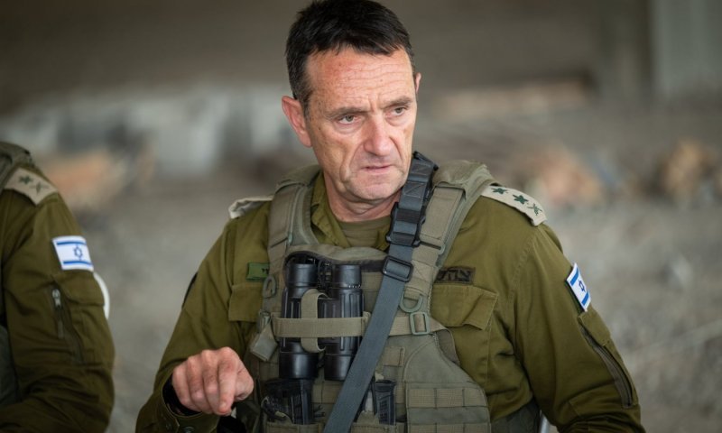 עשרות תמונות: האקרים איראנים פרסמו תיעודים של הרמטכ"ל לשעבר 