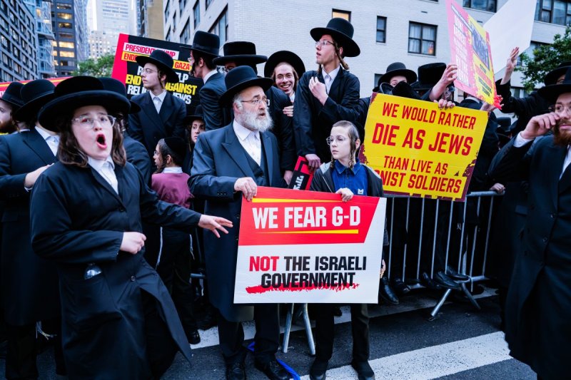 האחים לאנטשעווסקי, אברומי בלום, ד. ה. כרם, אייזיק. י, Clear shot