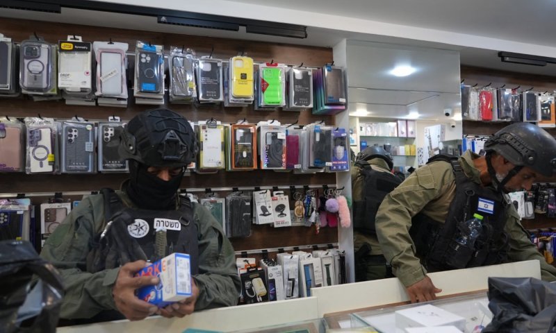 פשיטה בדהרייה: אותרה מעבדה ששימשה להכשרת טלפונים גנובים