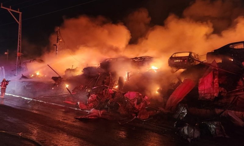 עשרות לוחמי אש נאבקים בשריפת ענק במגרש מכוניות
