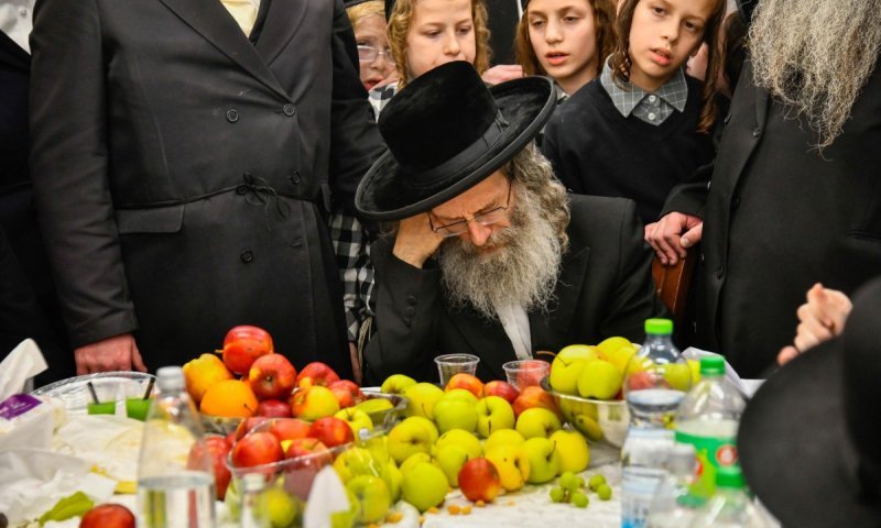 תיעוד מרהיב: הטישים בליל ט"ו בשבט בחצרות האדמו"רים בבני ברק