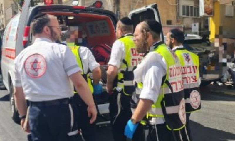 גבר נפצע מבלימת חירום של אוטובוס בבני ברק