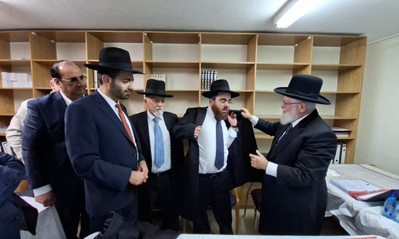 בוגר פוניבז' נבחר לכהן כרב עיר - הרבנים הלבישו את ה'פראק'