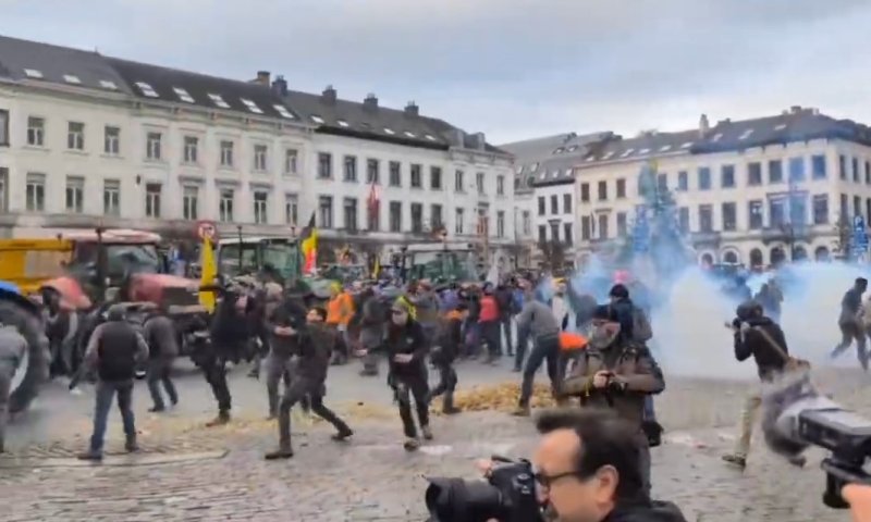 אירופה בוערת: גל מחאות חקלאים מתרחב מצרפת לבריסל ויוון