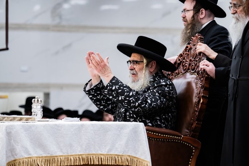 בחצרות סאטמר