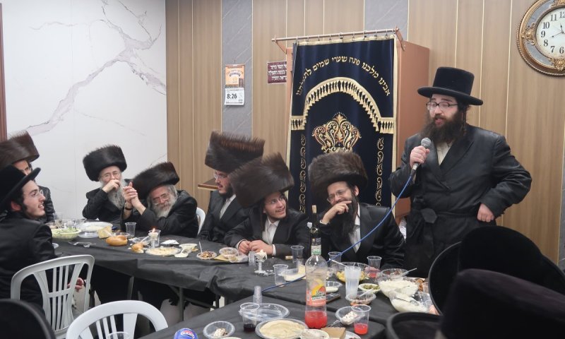 שני חתנים בשבע ברכות אחד: כך חגגו בקהילה החסידת במתחם הסופרים