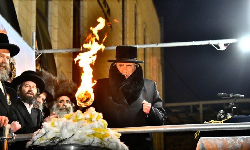חורף בל"ג בעומר: הרבי עטה על פניו צעיף מחמם בהדלקה בירושלים