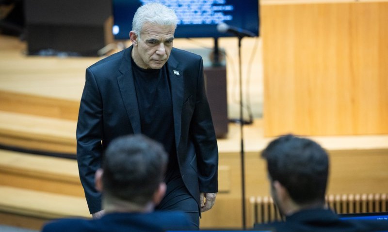 מאחורי הגב של נתניהו: המגעים החשאיים בין החרדים ללפיד