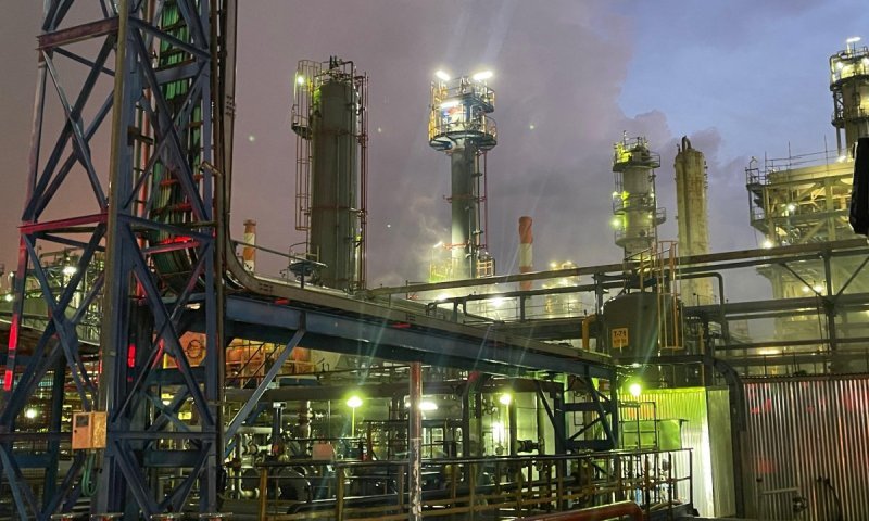 הבזקים ועשן מיתמר: תיעוד חדש מהפגיעה בבתי הזיקוק