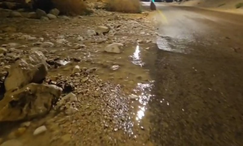רגע לפני השיטפון הבא: נחל ערוגות ממשיך לזרום על כביש 90
