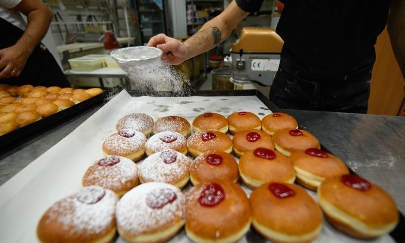 פצצת סוכר: כמה קלוריות יש בסופגניות המושחתות של חנוכה? תחשבו שוב לפני הביס