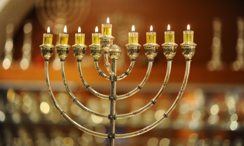 נס חנוכה הבריטי: הנתונים המפתיעים על היהודים שדווקא לא דורכים בבית הכנסת